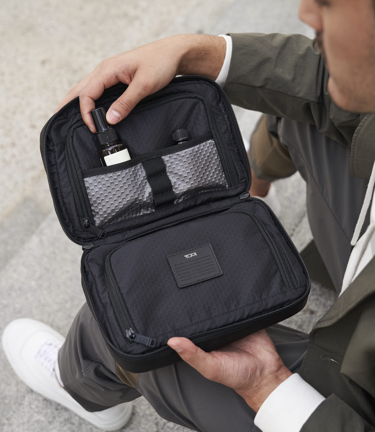 Tumi voyageur selma cheap cosmetic case